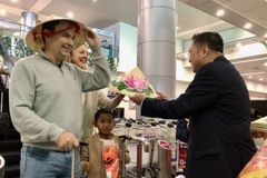 Первых иностранных гостей 2026 года в городе Хошимин встречают подарками. (Фото: ВИА)