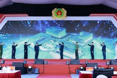 Премьер-министр Фам Минь Тьинь и делегаты открыли Национальный центр данных № 1 и объявили об официальном функционировании системы баз данных Центра (Фото: ВИА)