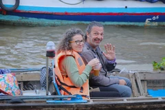 Оживлённая торговля на плавучем рынке Кайранг