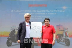 Представитель Lambretta — легендарного итальянского бренда скутеров — вручил символ марки официальному дистрибьютору во Вьетнаме — акционерной компании Lamscooter