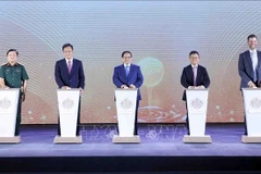 Премьер-министр Фам Минь Тьинь и делегаты провели церемонию начала строительства многофункционального городского, экотуристического и гольф-комплекса Trump International Hung Yen (Фото: ВИА)