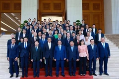 Премьер-министр Фам Минь Тьинь и делегаты с руководителями японских предприятий, инвестирующих во Вьетнам (Фото: ВИА)