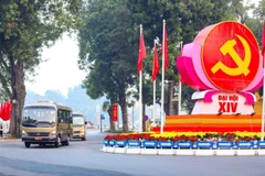 Управление автомобильной и транспортной техники (Минобороны) во взаимодействии с профильными ведомствами задействовало 286 военнослужащих и водителей, а также 121 транспортное средство со всего Вооружённого сил Вьетнама для выполнения поставленных задач (Фото: ВИА)