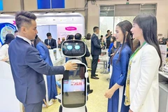 Представлене роботов, работающих в сфере туризма, на Ханойской международной туристической выставке VITM 2025 (Фото hanoimoi.vn)