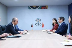 Премьер-министр Вьетнама Фам Минь Тьинь (второй справа) и канцлер Германии Фридрих Мерц (второй слева) на их встрече в Йоханнесбурге 23 ноября (Фото: ВИА)