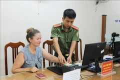 Полиция провинции Кханьхоа эффективно реализовала деятельность по выдаче электронных удостоверений личности 2-го уровня иностранцам (Фото: ВИА)