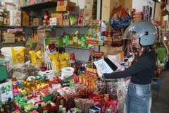 Покупатель осуществляет оплату по безналичному расчёту, сканируя QR-код на рынке Киба (квартал Чанлам, провинция Хынгйен) (Фото: ВИА)