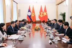 Заместитель премьер-министра, министр иностранных дел Буй Тхань Шон провёл переговоры с и.о. заведующего Отдела ЦК НРПЛ по внешним связям (Фото: ВИА)