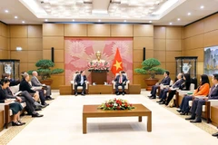 Председатель НС Чан Тхань Ман принял с прощальным визитом Посла США во Вьетнаме Марка Кнаппера по случаю завершения срока его дипломатической миссии (Фото: ВИА)