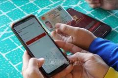 Осуществление онлайн-государственных услуг через приложение VNeID (Фото: ВИА)