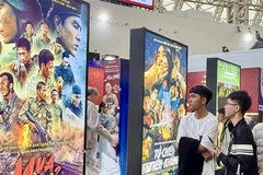 Посетители с интересом знакомятся с киноразделом на Осенней ярмарке ( Фото: ВИА)