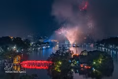 Великолепный фейерверк над озером Хоанкьем в Ханое (Фото: ВИА)