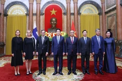 Президент Лыонг Кыонг с Послом Финляндской Республики во Вьетнаме Пеккой Воутялайненом и делегатами (Фото: ВИА)
