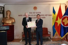 Посол Чан Ван Туан вручил медаль «За заслуги в области культуры, спорта и туризма» кинорежиссёру Бо Элену (Фото: Посольство Вьетнама в Швеции)