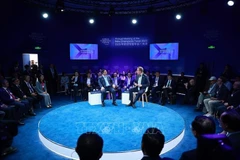 Премьер-министр Фам Минь Тьинь принимает участие в политическом диалоге с председателем и генеральным директором ВЭФ Борге Бренде (Фото: ВИА)