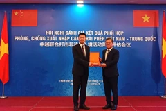 Генерал-лейтенант Фам Данг Кхоа вручил памятный подарок товарищу Лю Цзеб заместитель начальника Департамента управления и контроля пограничной службы Государственного управления по делам иммиграции КНР, глава китайской делегации (Фото: cand.com.vn)