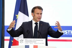Президент Франции Эммануэль Макрон отвечает на вопросы и общается со студентами USTH (Фото: ВИА)