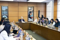 Делегации Национального собрания провинции Хынгйен и города Хайфонг обсуждают вопросы в группе (Фото: ВИА)