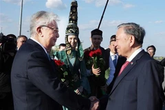 Президент Казахстана Касым-Жомарт Токаев встретил Генерального секретаря То Лама в международном аэропорту имени Нурсултана Назарбаева в столице Астане (Фото: ВИА) 