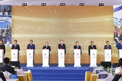 Председатель НС Чан Тхань Ман и делегаты принимают участие в церемонии начала реализации проекта (Фото: ВИА)