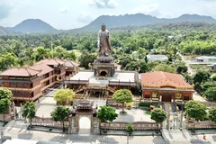 Статуя Будды Амитабхи высотой 24 метра в пагоде Кимтьен (Анзянг)