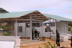 Оживлённая атмосфера строительных работ на четырёх жилых объектах граждан в рамках «Кампании Куанг Чунг», реализуемой в коммуне Д’ран в последние дни 2025 года (Фото: ВИА)