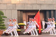 Почетный караул проходит парадом перед мавзолеем президента Хо Ши Мина (Фото: ВИА)