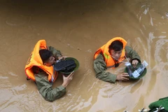Силовые структуры провинции Каобанг оказывают помощь населению во время наводнения (Фото: ВИА)