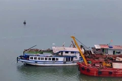 Из трюма судна «Синий залив 58» откачали воду и отбуксировали на территорию судоремонтного завода в Халонге (Фото: ВИА)