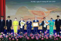 Премьер-министр Фам Минь Тьинь вручает Почетную грамоту корпорации Vietnam Airlines (Фото: ВИА)