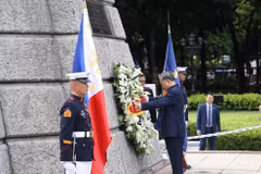 Генсек, Президент То Лам возлагает цветы к мемориалу Хосе Рисаля.