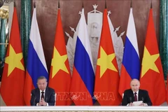 Генсек То Лам и президент России Владимир Путин общаются с прессой (Фото: ВИА) 