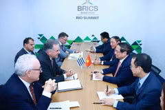 Премьер-министр Фам Минь Тьинь и президент Уругвая Яманду Орси на встрече в рамках расширенного саммита БРИКС 7 июля 2025 года (Фото: ВИА)
