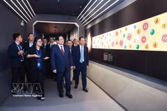 Премьер-министр Фам Минь Тьинь посещает Музей космонавтики Вьетнама в Высокотехнологичном парке Хоалак. (Фото: ВИА)