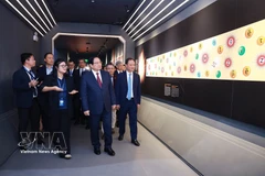 Премьер-министр Фам Минь Тьинь посещает Музей космонавтики Вьетнама в Высокотехнологичном парке Хоалак. (Фото: ВИА)