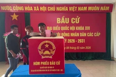 Рыбаки голосуют на избирательном участке Дале в районе Чыонгша провинции Кханьхоа.