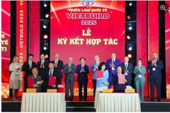 Церемония подписания соглашения о сотрудничестве между партнерами в Vietbuild 2025