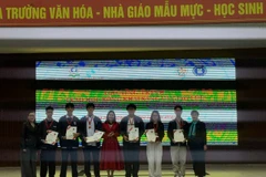 Вручение грамот ученикам в Ханое