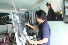 Художник Чан Хоа Бинь рисует портрет Хо Ши Мина (Фото: ВИА)
