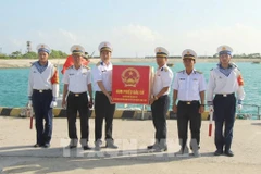 Командир острова Западный Шонгты принял избирательную урну от рабочей группы бригады 146 4-го военно-морского района ВМС Вьетнама (подразделения, выполняющего задачи в специальой административной зоне Чыонгша) и Избирательной комиссии провинции Кханьхоа для подготовки к досрочному дню голосования.