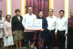 Чыонг Тхи Нгок Ань, заместитель председателя ЦК ОФВ, вручает подарок Комитетам по защите Революции Кубы (сентябрь 2023 г.) (Фото: ВИА)