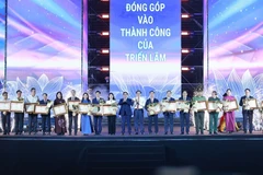 Премьер-министр Фам Минь Тьинь вручил почётные грамоты коллективам и отдельным лицам, добившимся выдающихся результатов в организации и проведении выставки (Фото: ВИА)