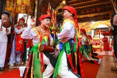 Вернуться в Чьеу-кхук, чтобы увидеть, как юноши, переодетые женщинами, исполняют древний танец