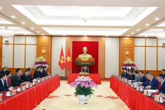 Генсек То Лам принимает министра иностранных дел Китая Ван И, министра общественной безопасности Китая Ван Сяохун и министра обороны Китая Дун Цзюнь (Фото: ВИА)