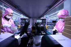 Линия контроля качества перед упаковкой продукции на предприятии Toyo Solar Co., Ltd. (100% японский капитал), занимающемся производством солнечных батарей в промышленной зоне Камкхе (провинция Футхо) (Фото: ВИА)