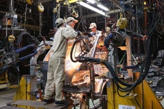 Производство элементов автомобильного каркаса бренда VEAM с использованием специализированного сварочного оборудования на автомобильном заводе VEAM (Генеральная корпорация двигателей и сельскохозяйственной техники Вьетнама) в промышленной зоне Бимшон, провинция Тханьхоа (Фото: ВИА)