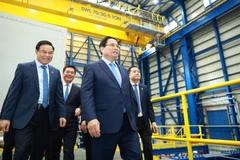 Премьер-министр Фам Минь Тьинь осматривает систему управления тэс СПГ «Ньонтьяк-3 и Ньонтьяк-4» (Фото: ВИА)