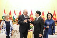 Президент Вьетнама Лыонг Кыонг, его венгерский коллега Сулёк Тамас и их супруги произносят тосты на государственном банкете в Ханое 28 мая (Фото: ВИА)
