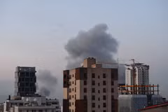 Дым поднимается после взрывов в столице Тегеран 1 апреля 2026 года (Фото: Синьхуа/ВИА)