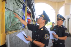 Проверка товаров в Международном пограничном пункте пропуска Тиньбьен провинции Анзянг (Фото: ВИА)